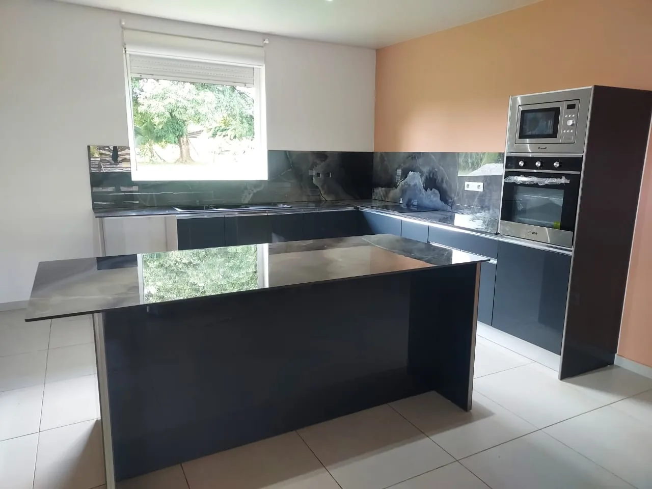Cuisine anthracite en U, plan de travail et crédence en marbre gris